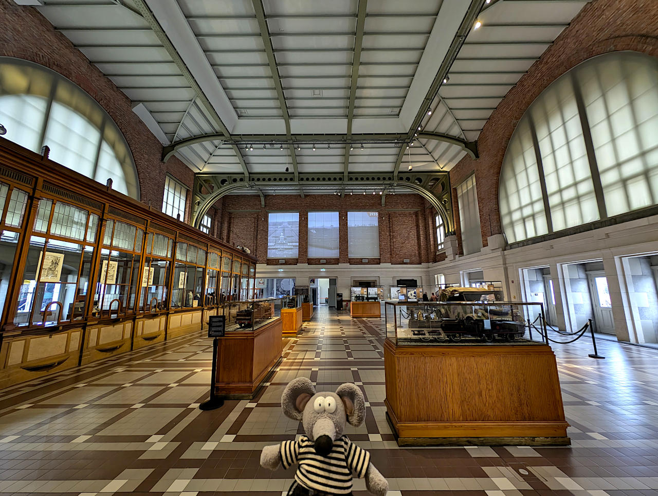 gare de Schaerbeek hall