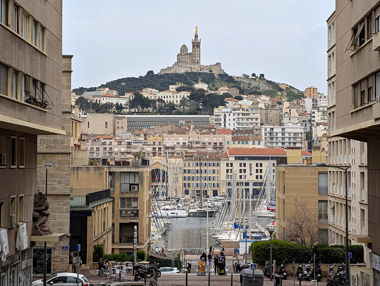 Notre-Dame-de-la-Garde vue depuis la place de Lenche