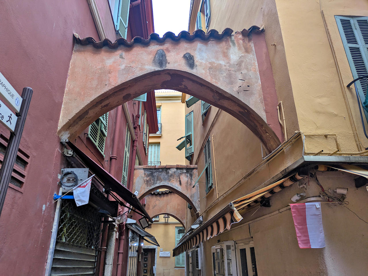 Monaco vieille ville arches