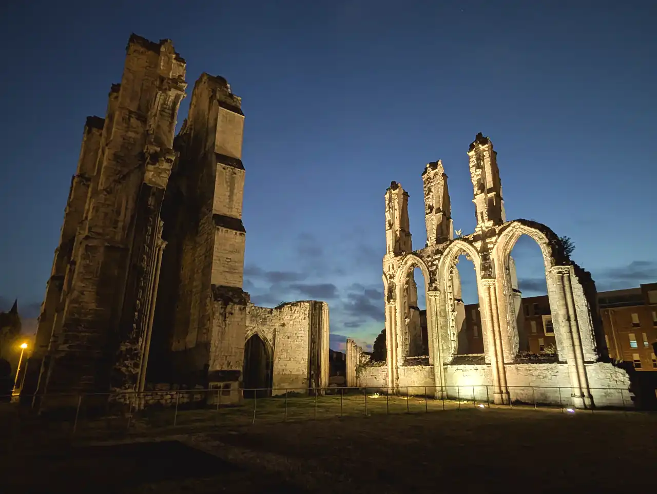Vestiges de l'abbaye Saint-Bertin de nuit