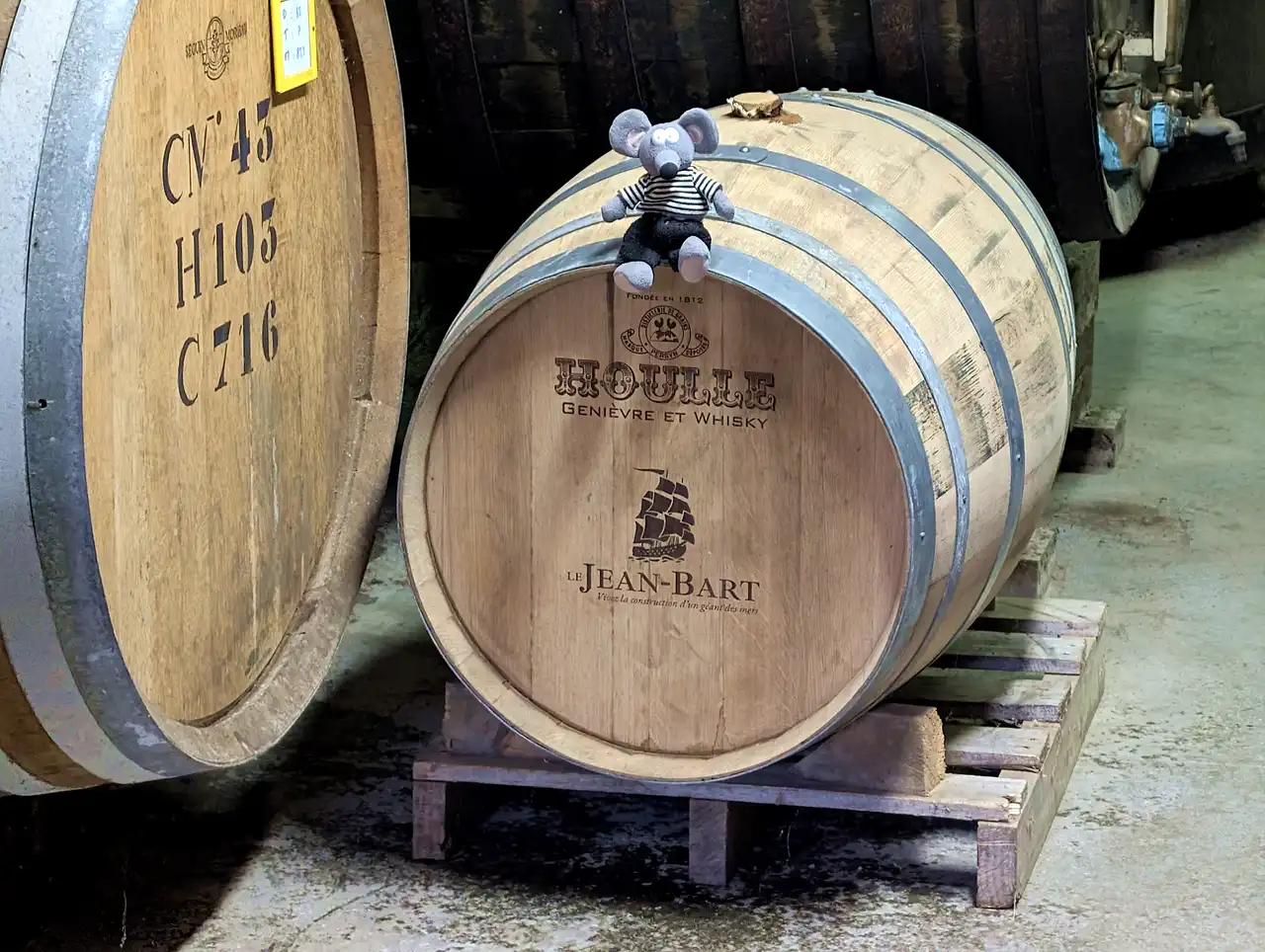 salle des fûts de la distillerie Persyn