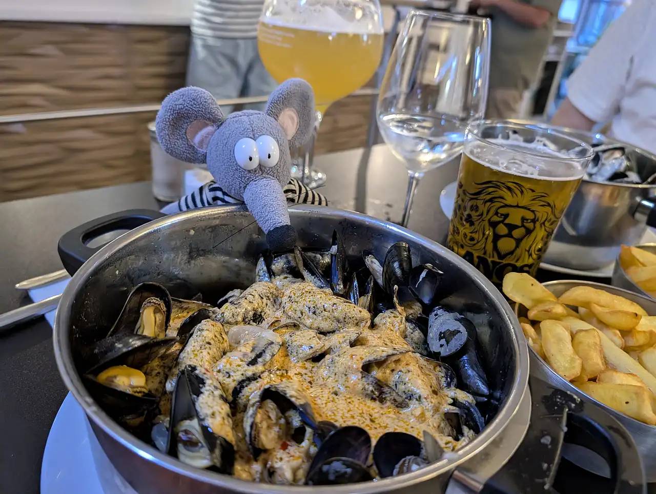 Brasserie de la mer à Calais, moules au pesto rouge