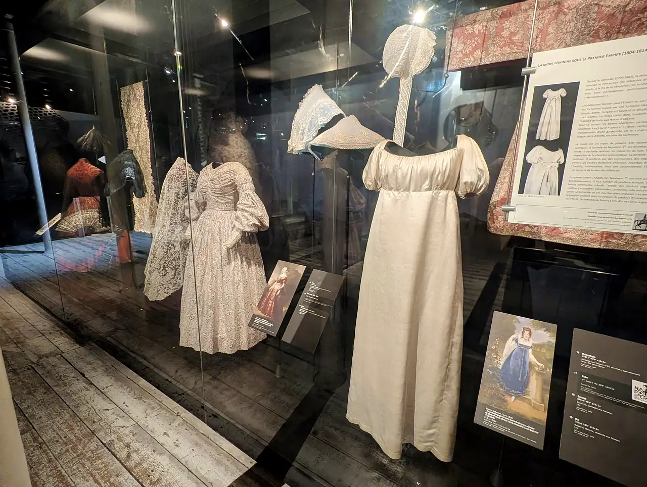 cité de la dentelle à Calais robes anciennes