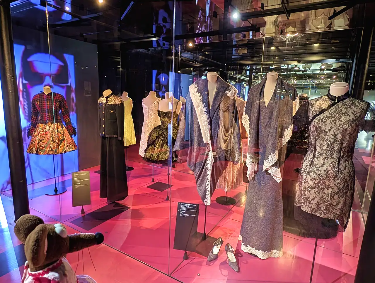 cité de la dentelle de Calais robes 2
