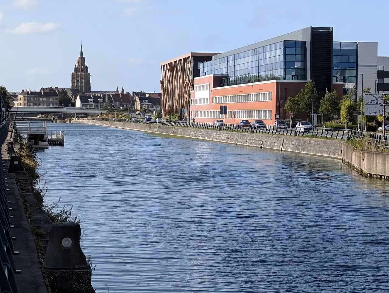 un canal à Calais
