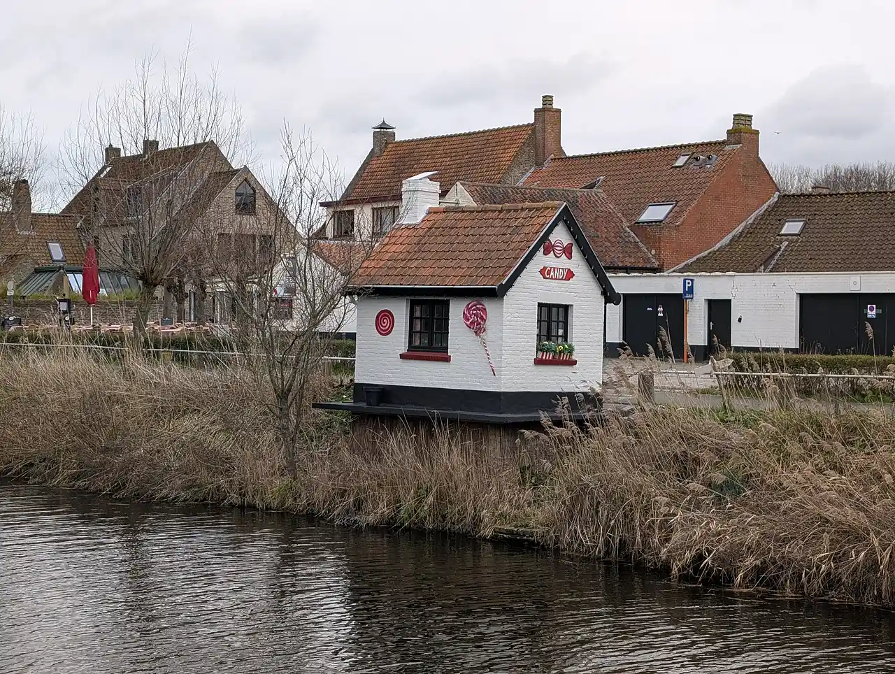 bord du canal de Damne
