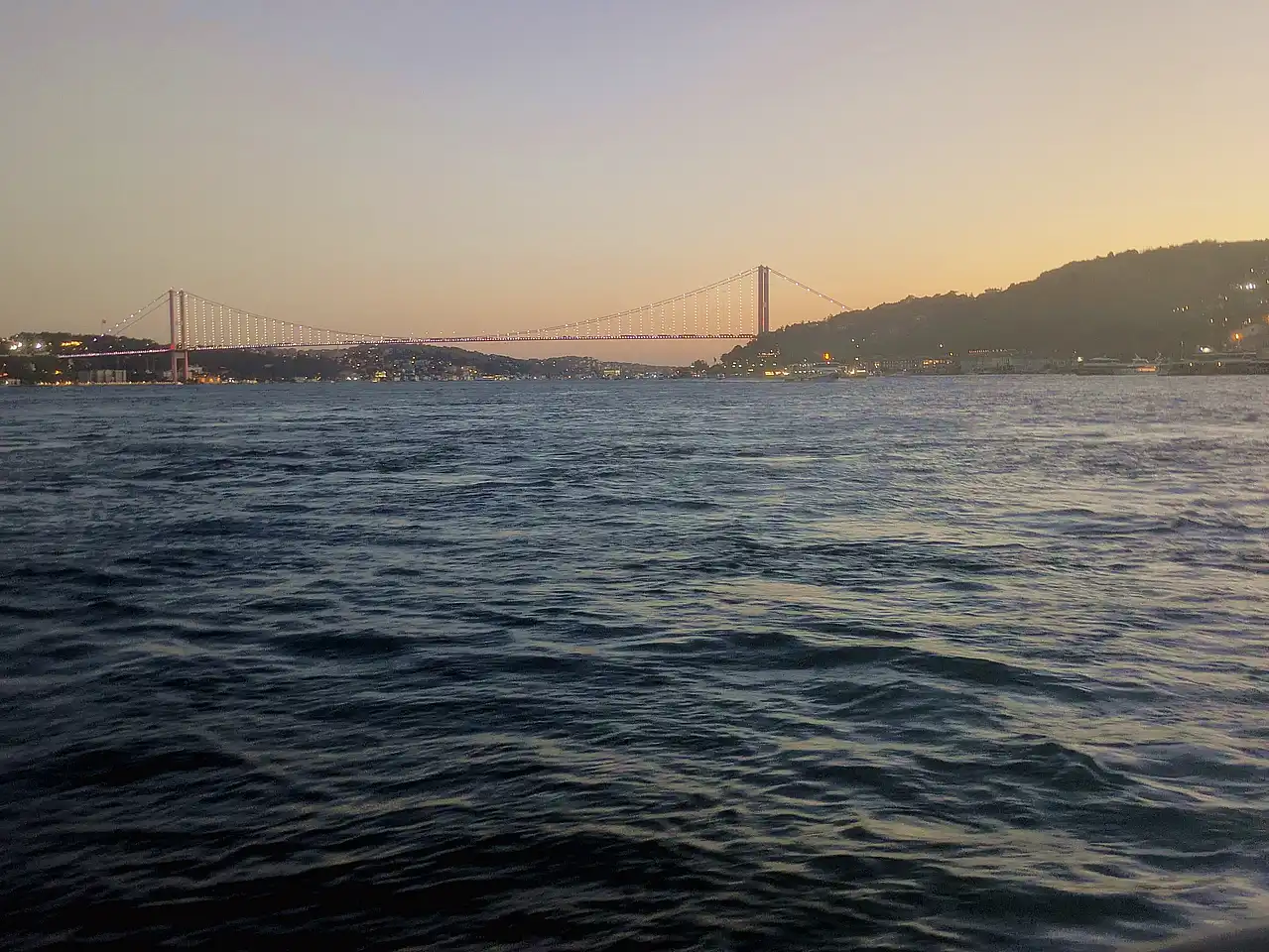 pont d'Istanbul au crépuscule