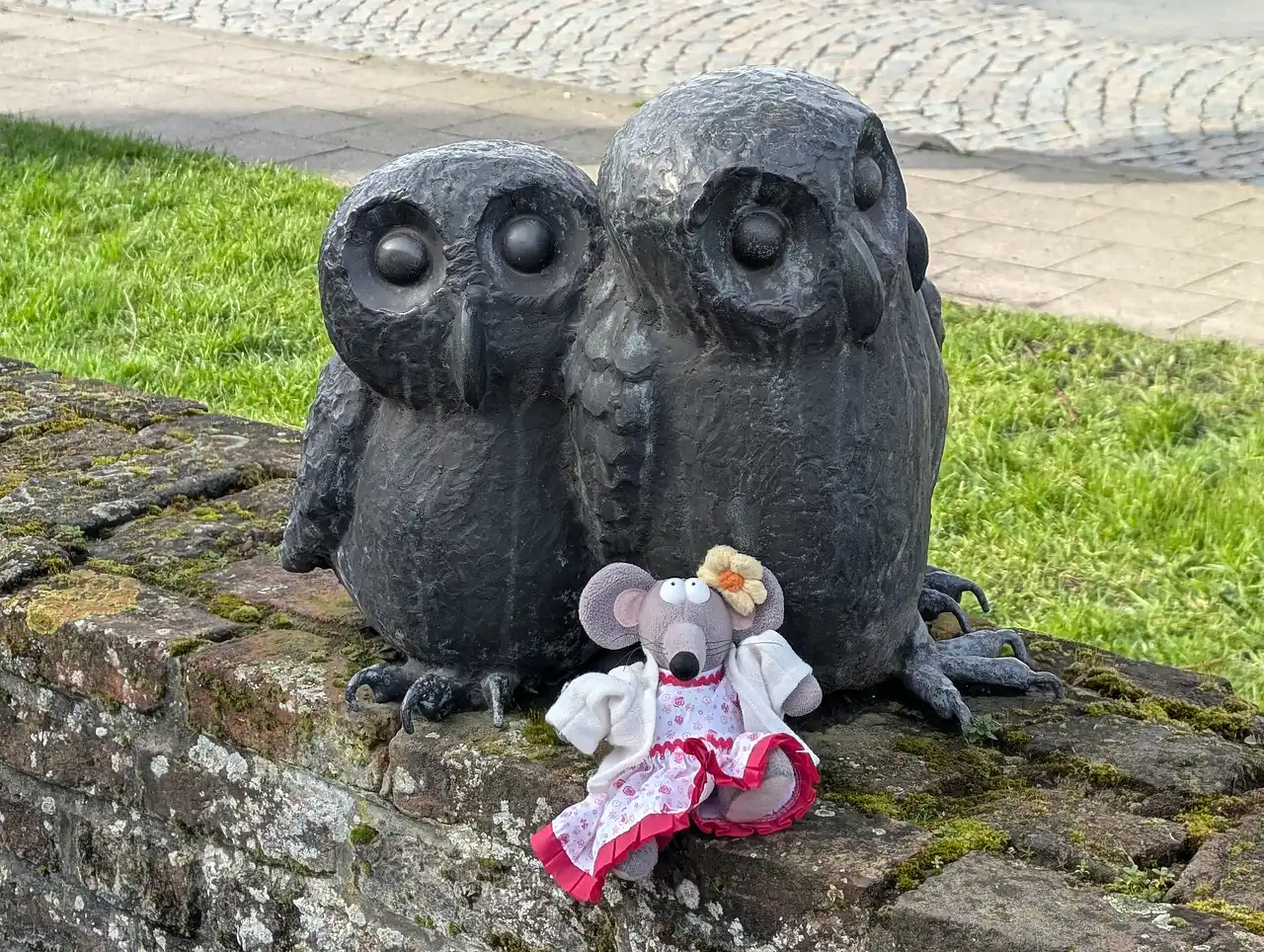 statues de chouettes à Damme