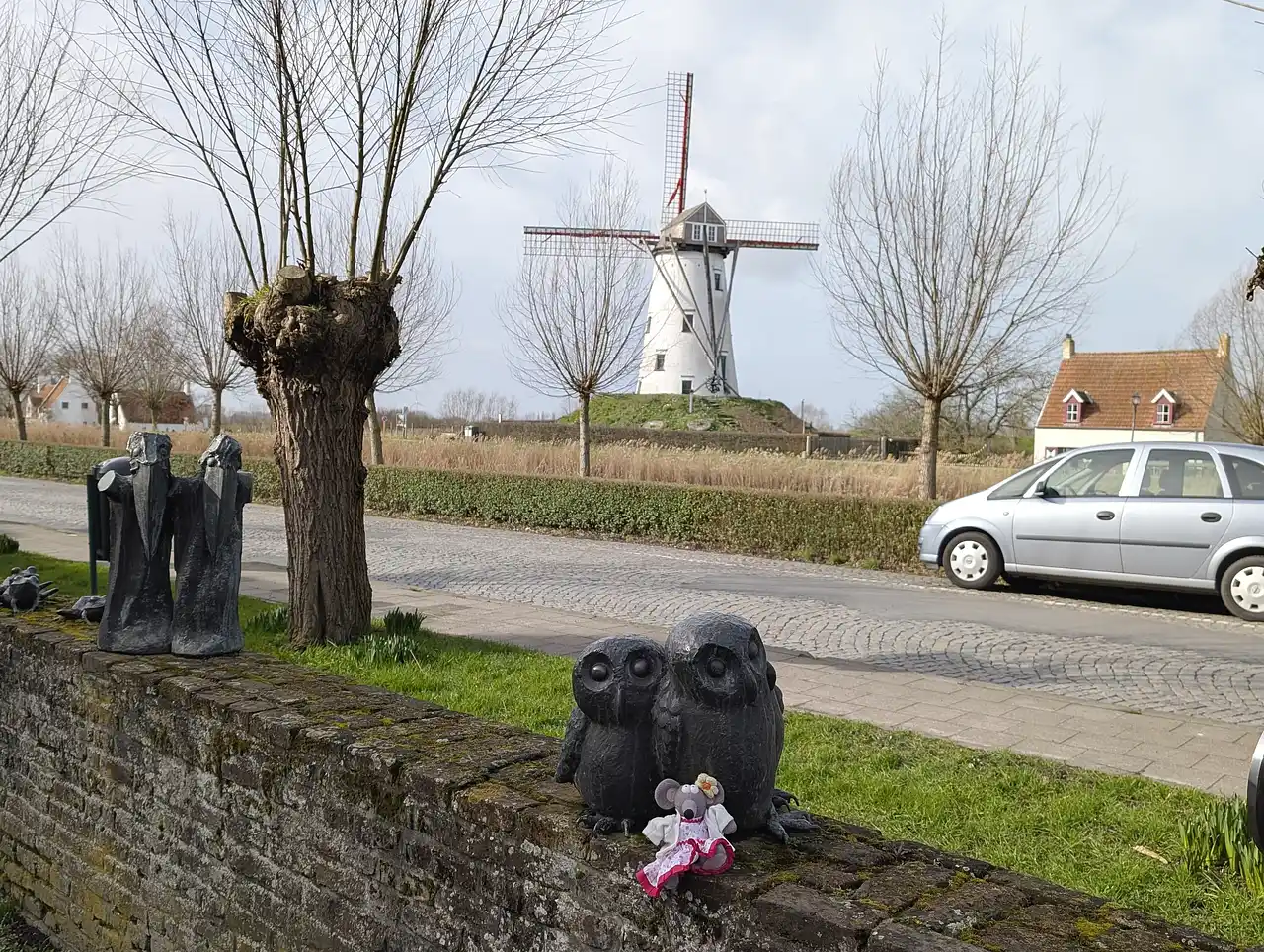 statues et moulin à Damme