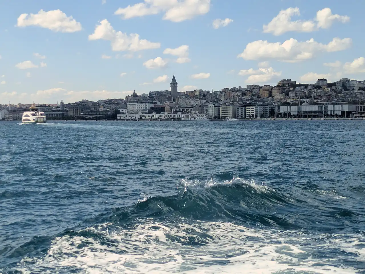 vue sur la colline de Beyoğlu depuis le bateau