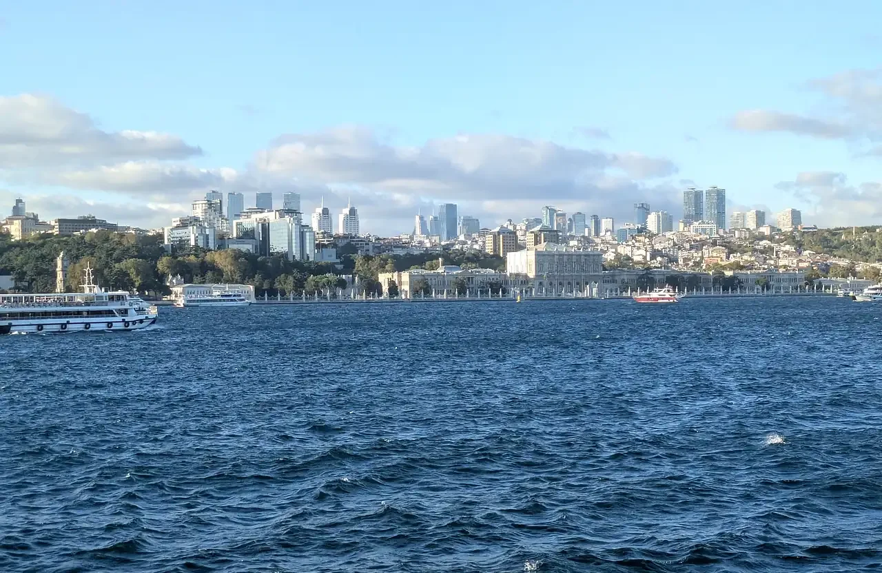 vue sur la rive européenne d'Istanbul, avec le palais de Dolmabahçe et les tours du quartier Levent
