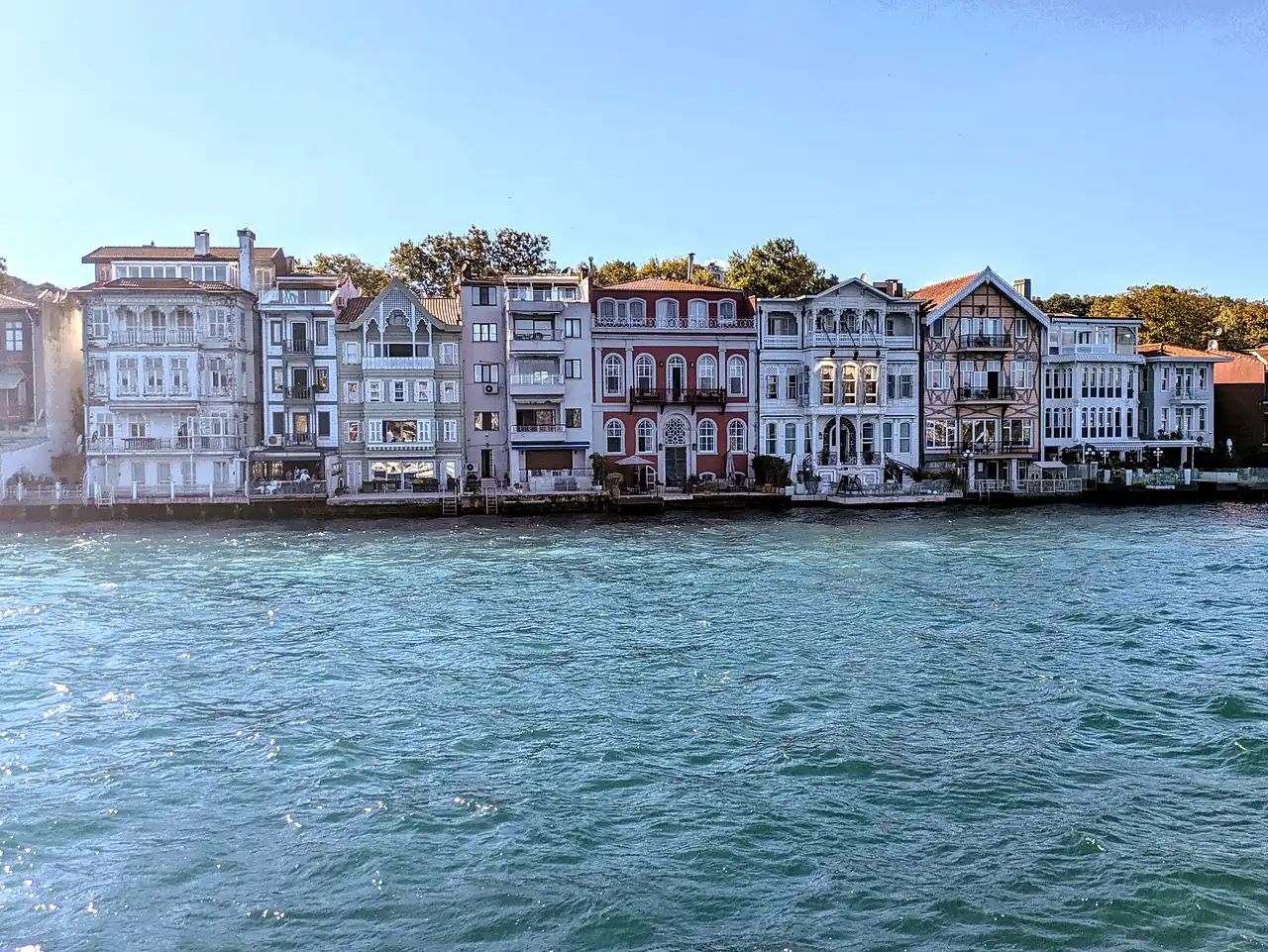 village de Yenikoy vu du bateau